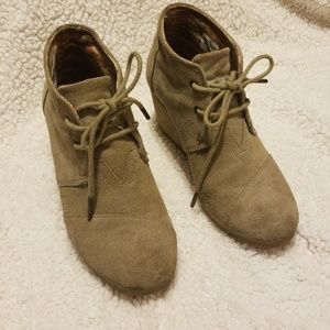 Tom's wedge booties